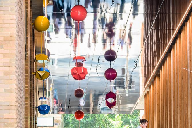 悉尼懸浮在人行道上的雕塑裝置設(shè)計(jì) | UAP