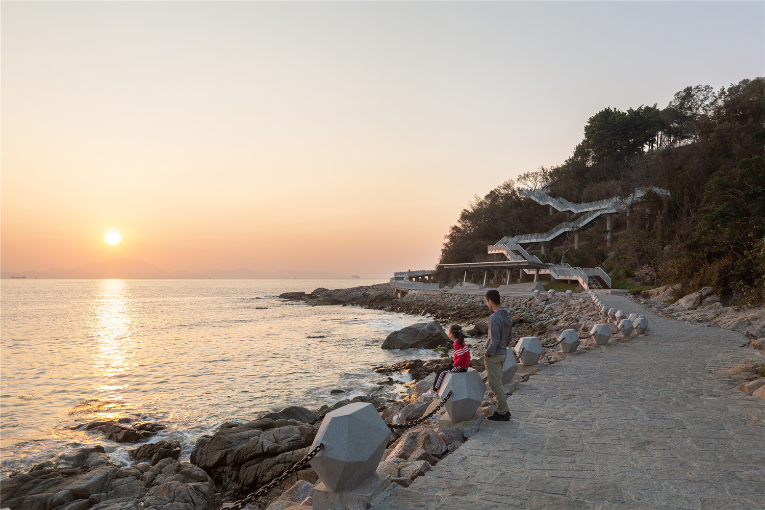 11 位于大梅沙段的礁石步道旁，提供享受日落的獨特景觀.jpg