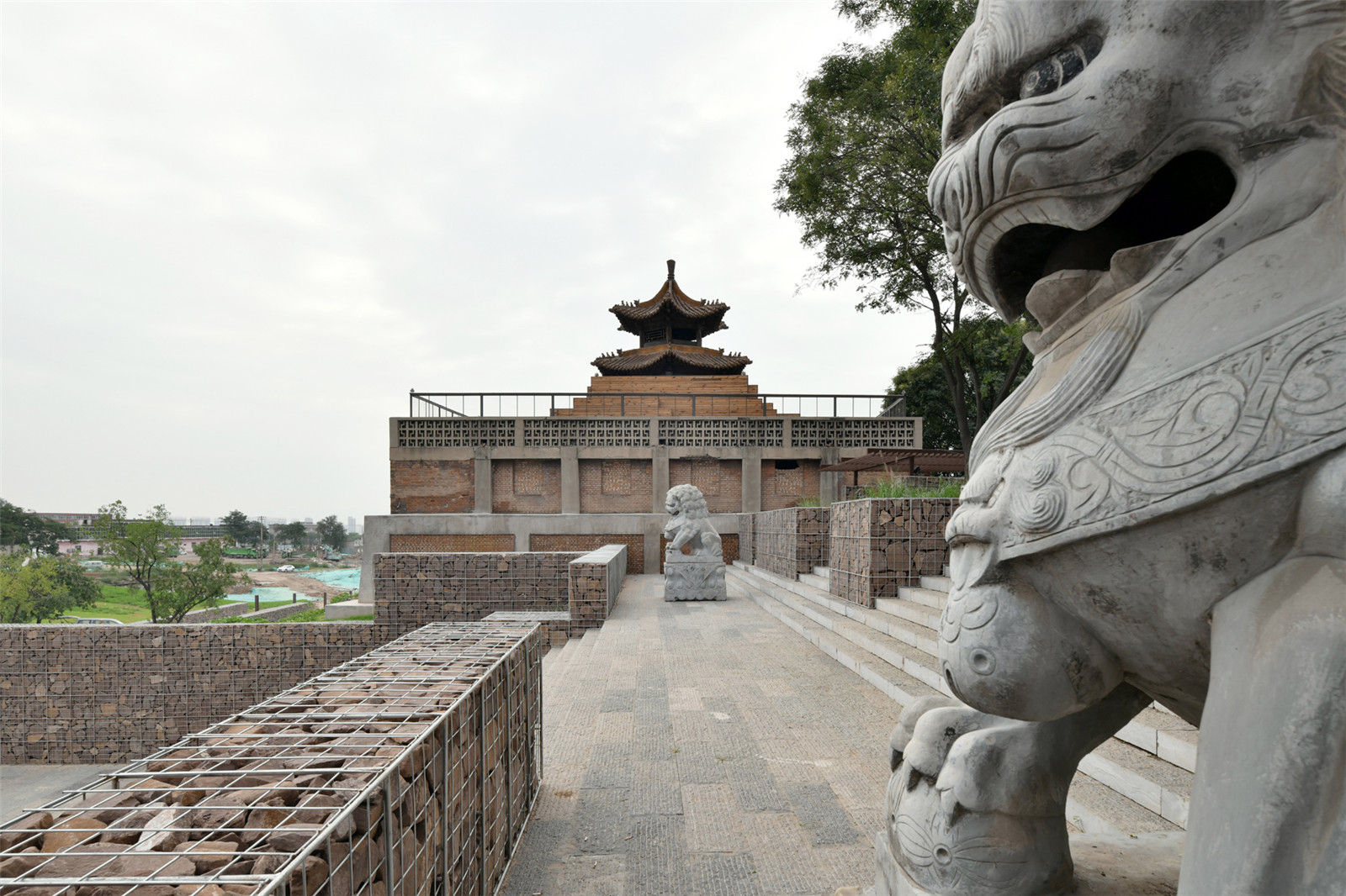 19 重新利用場(chǎng)地原有的廢石獅造景.jpg