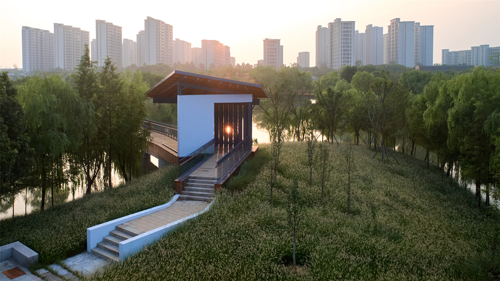 1624864316963968.jpg 晨曦下的橋體入口1.jpg