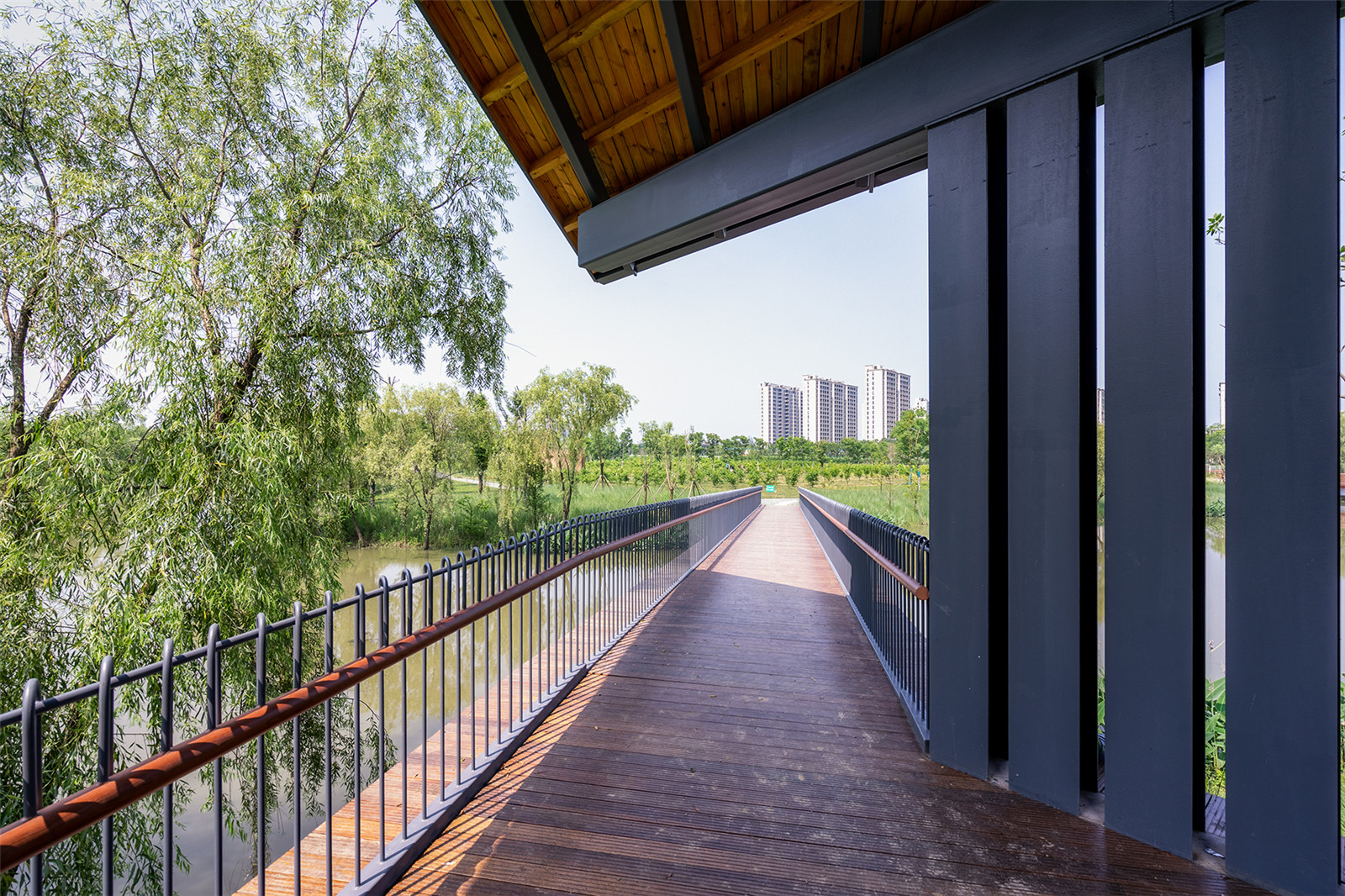 1624864482122984.jpg 橋上的風(fēng)景.jpg