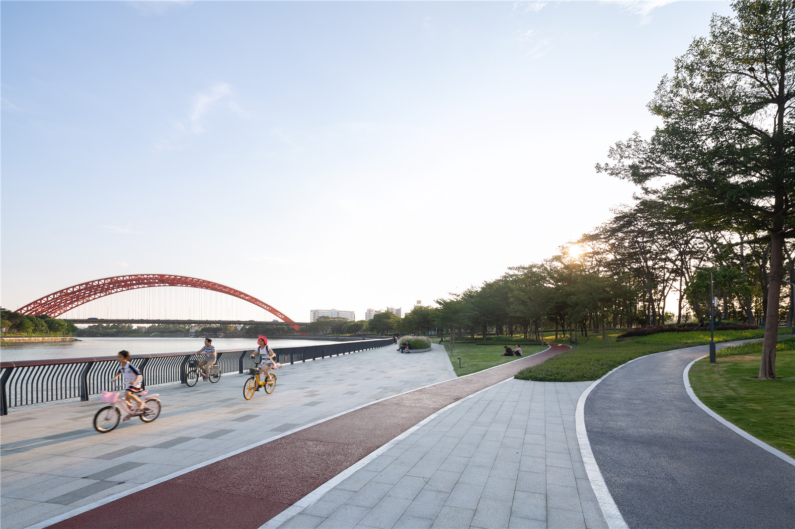 11傍晚時分，市民騎行于江畔.jpg