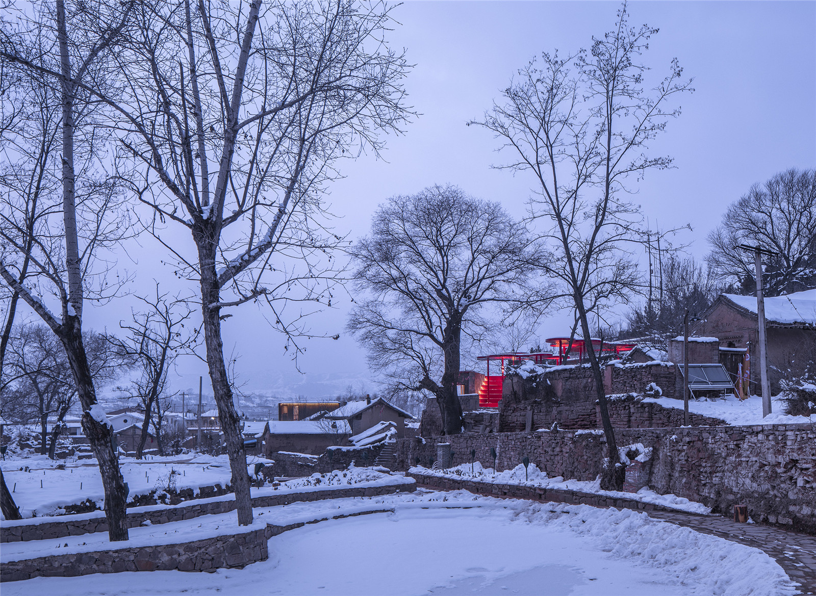 大雪中的村落，紅色裝置格外醒目Village in heavy snow with red installation particularly striking.jpg