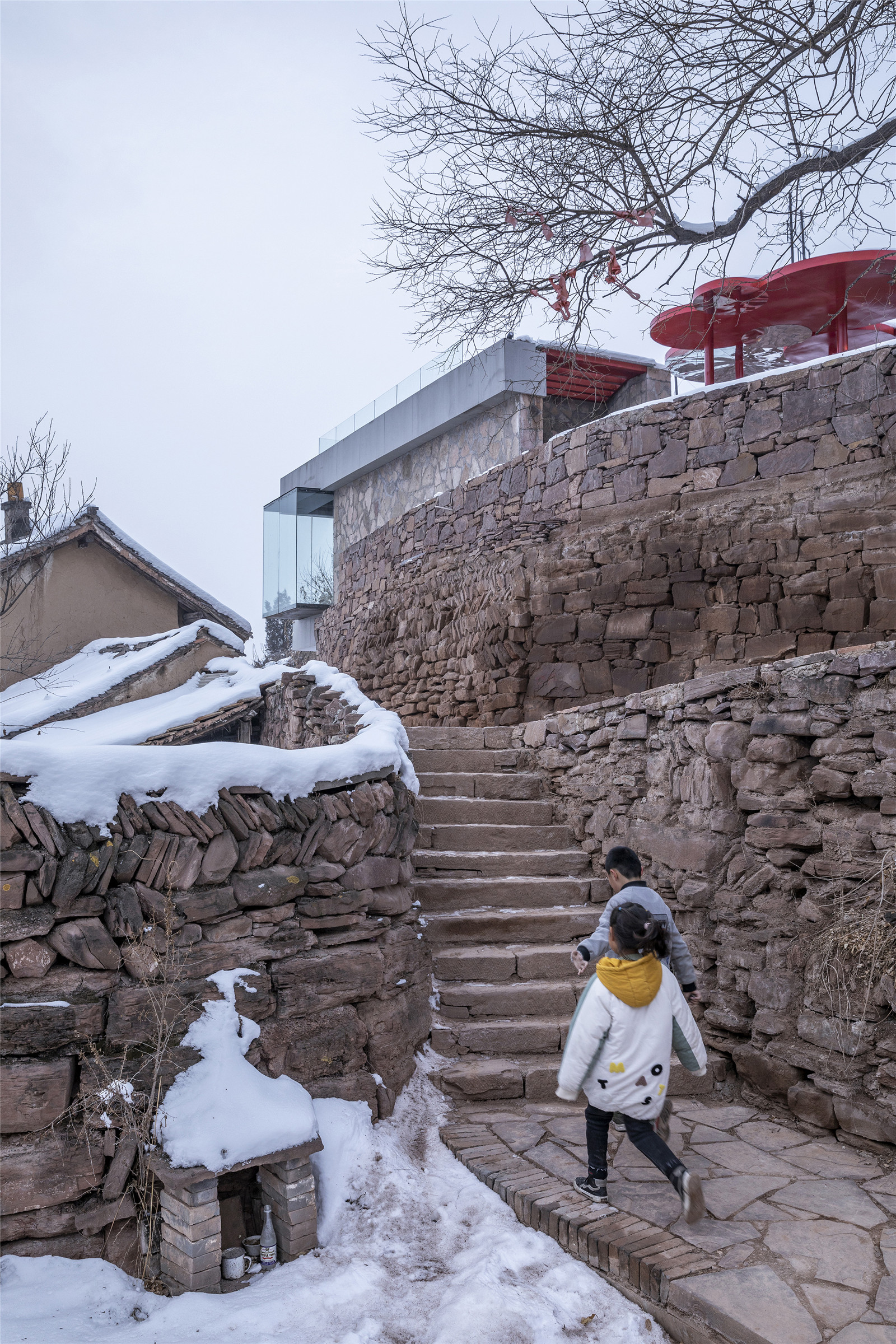 從場地下面的道路能看到突出的劇場 Overhanging theater seen from road below the site.jpg