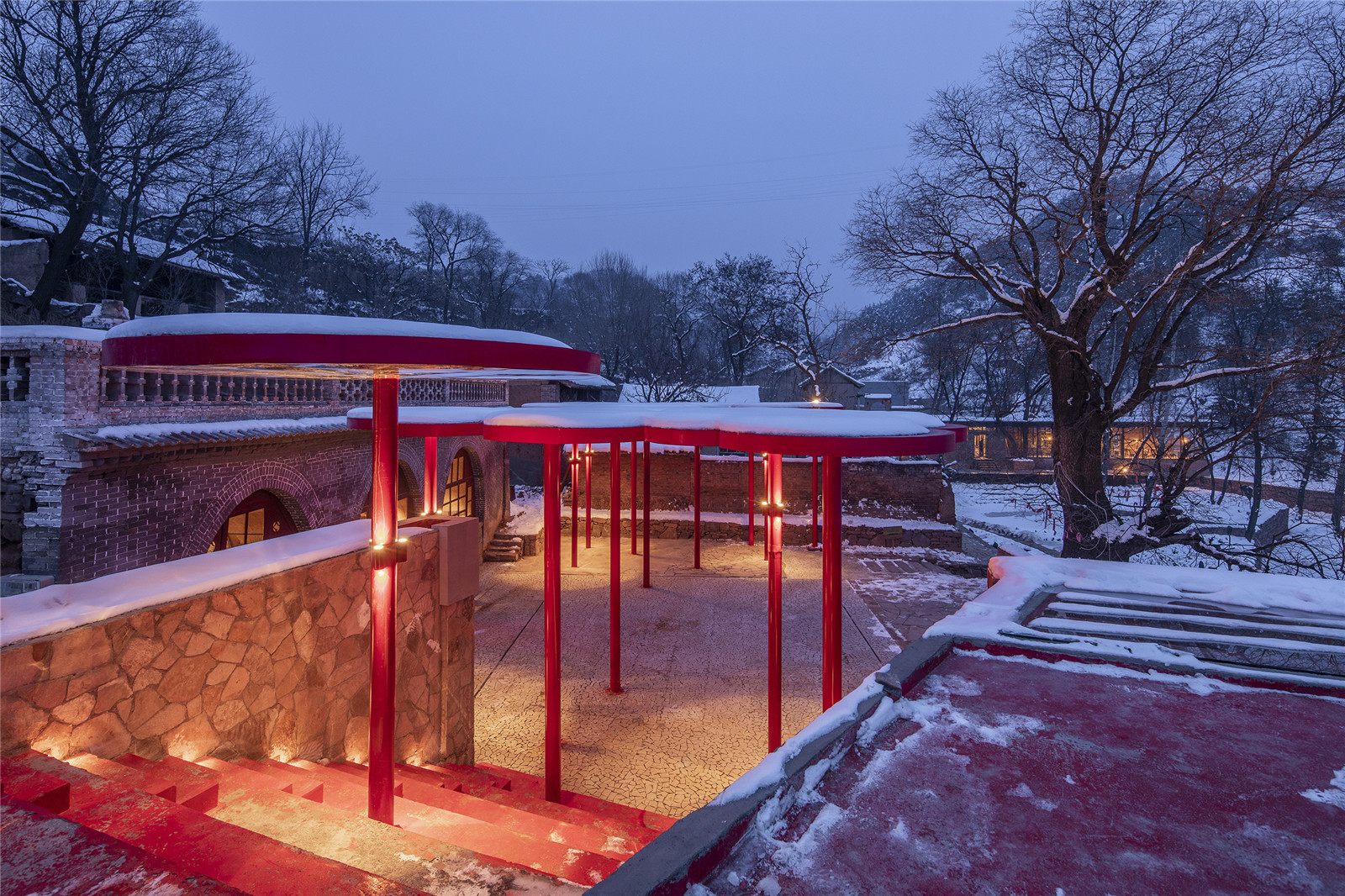 從下沉劇場屋頂平臺看場地 Site seen from roof platform of sunken theater.jpg