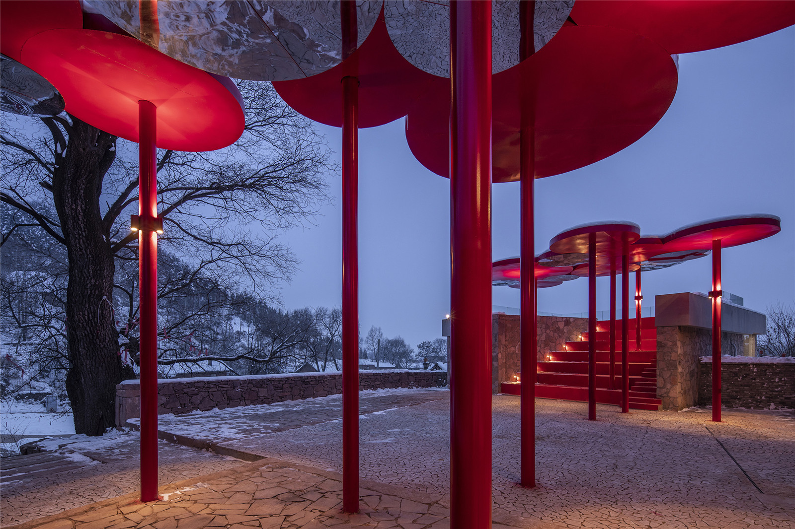 燈光加強了紅色裝置的表現(xiàn)力Lighting enhancing performance of the red installation.jpg