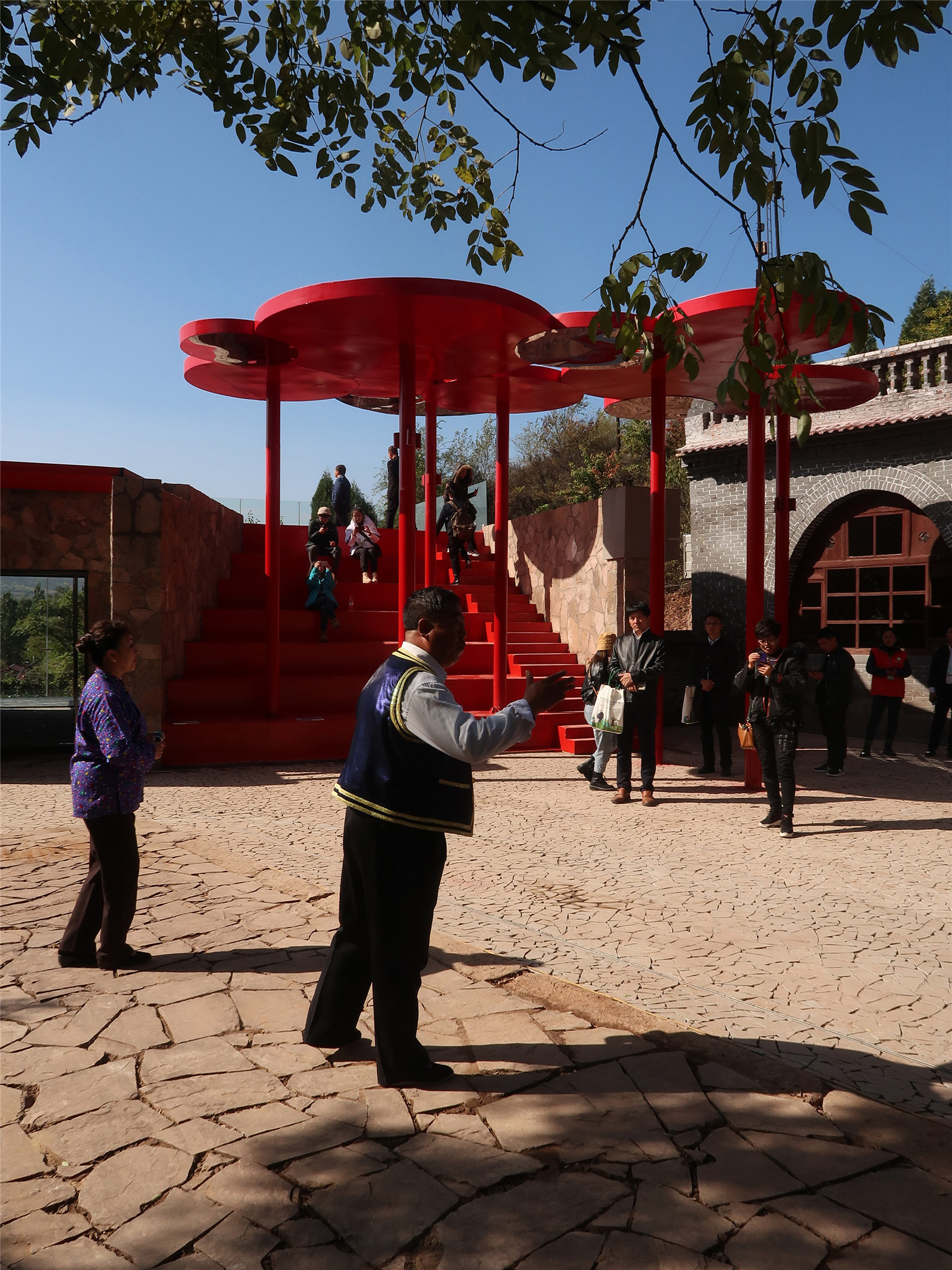 當?shù)卮迕裨趫鲈褐谐獞?Local villagers performing in courtyard.jpg