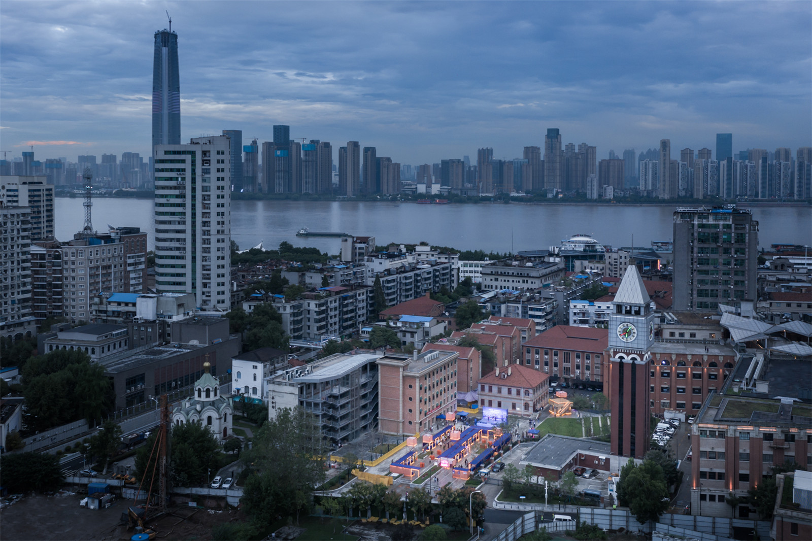 1處于百年歷史建筑包圍中的市集，遠(yuǎn)處是長(zhǎng)江  ?賈然.jpg