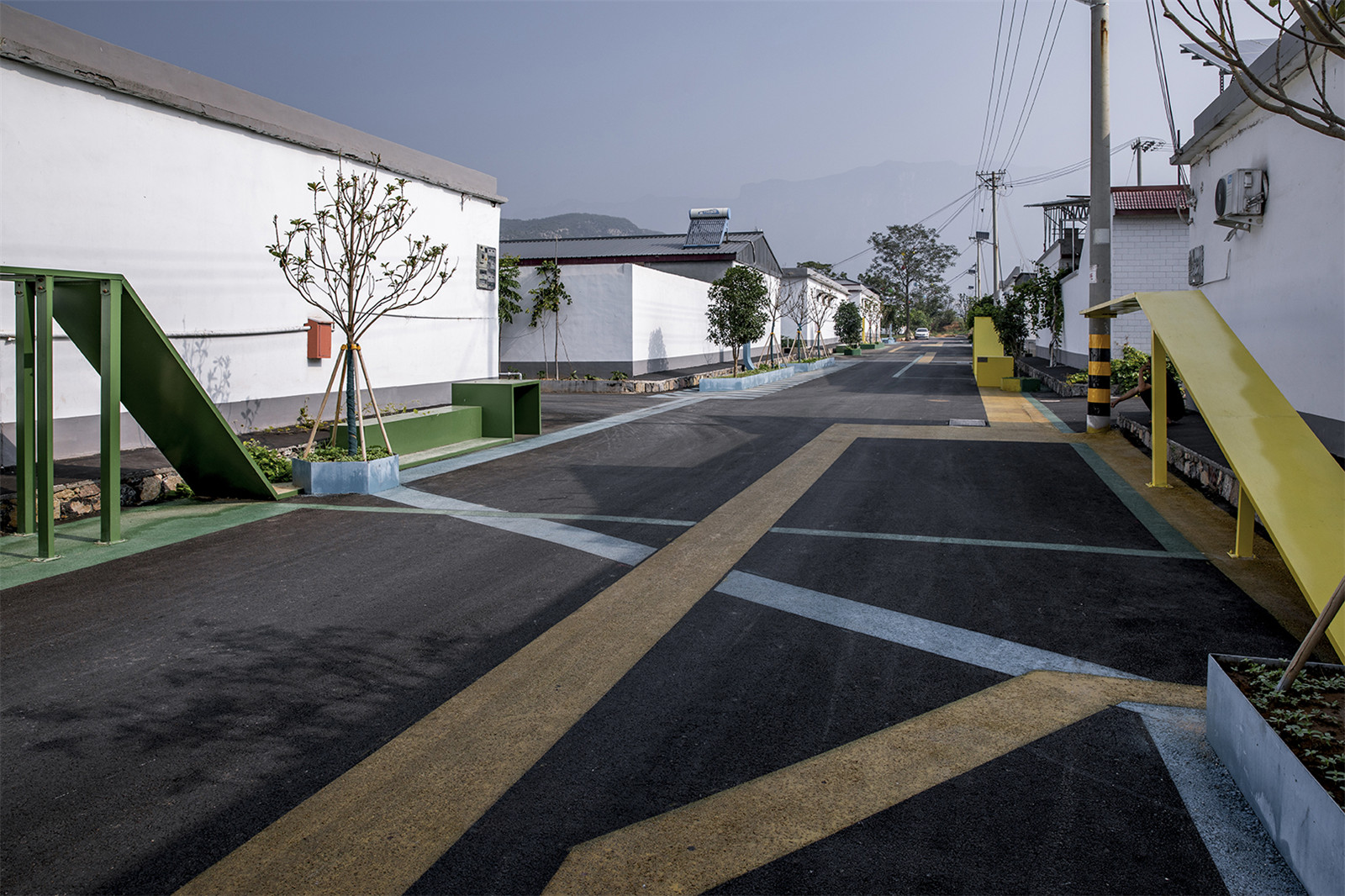 06_主街路面地繪和街道家具，時(shí)而平行，時(shí)而纏繞the main street floor painting and street furniture, sometimes parallel, sometimes tangled.jpg