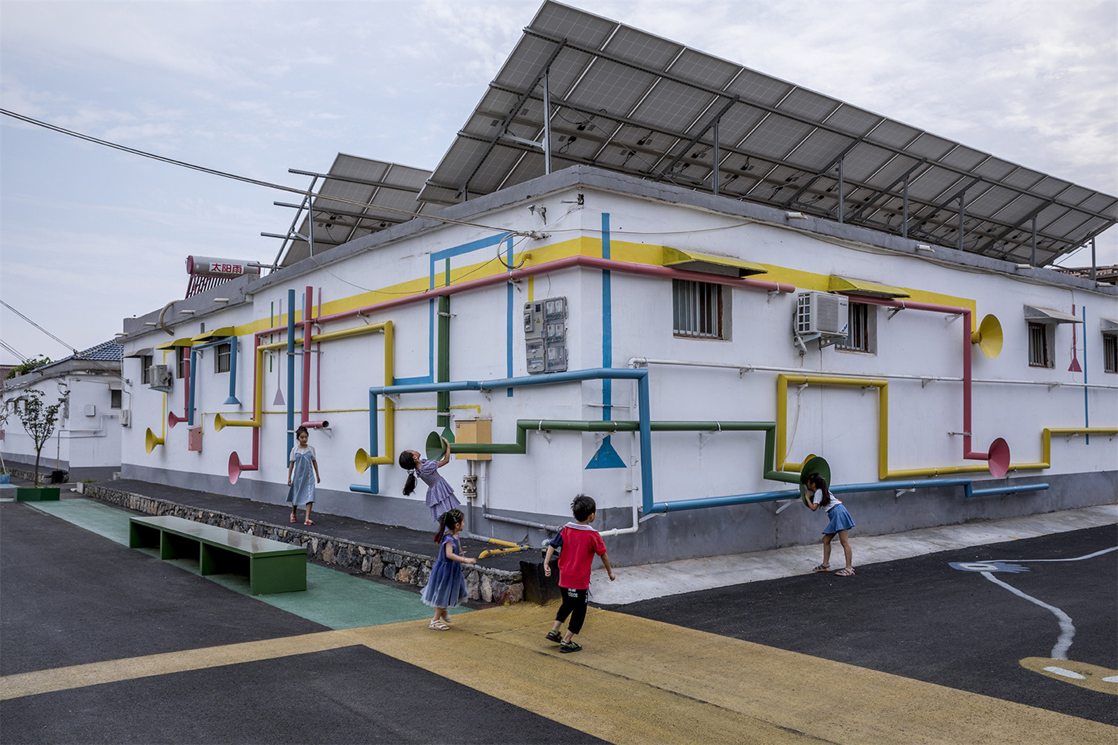 17_游戲裝置與地繪、街道家具，自發(fā)建造一起形成新風(fēng)景game installation, floor painting, street furniture, spontaneous construction together form a new landscape.jpg