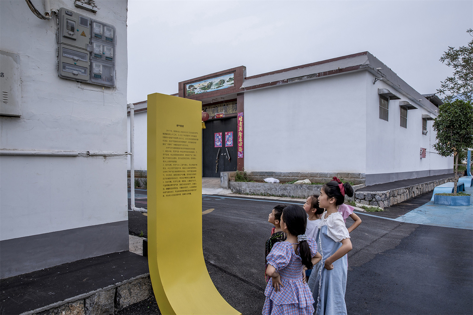 15_標(biāo)牌，對(duì)幾次重點(diǎn)基礎(chǔ)設(shè)施工程進(jìn)行記錄signage, to record several key infrastructure upgrade projects.jpg