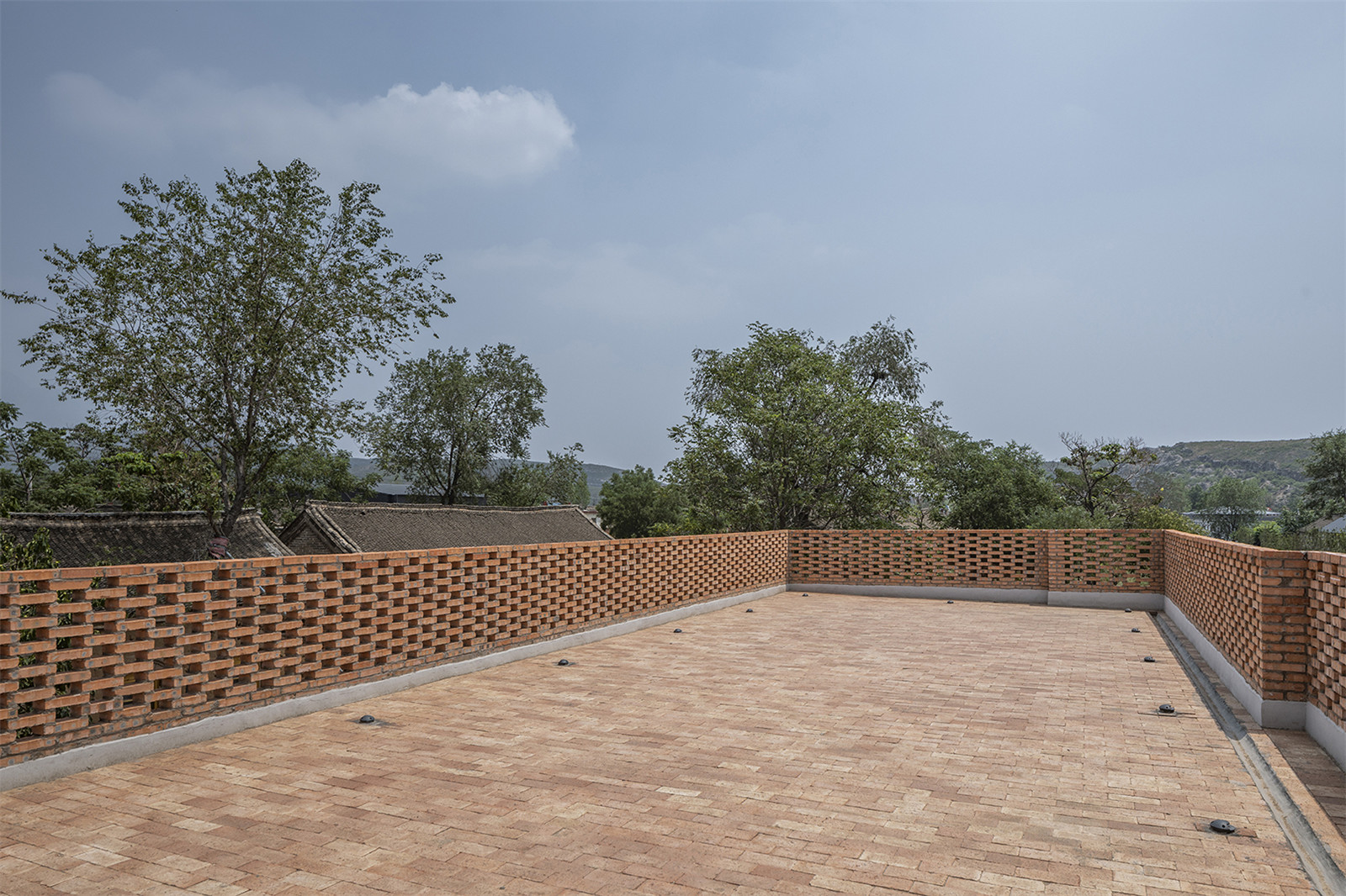 39_屋頂平臺(tái)既拓展了使用空間，又提供了從高處觀看建筑和周邊的視角the roof terrace not only expands the usable space, but also provides a higher perspective view of the building and surroundings.jpg