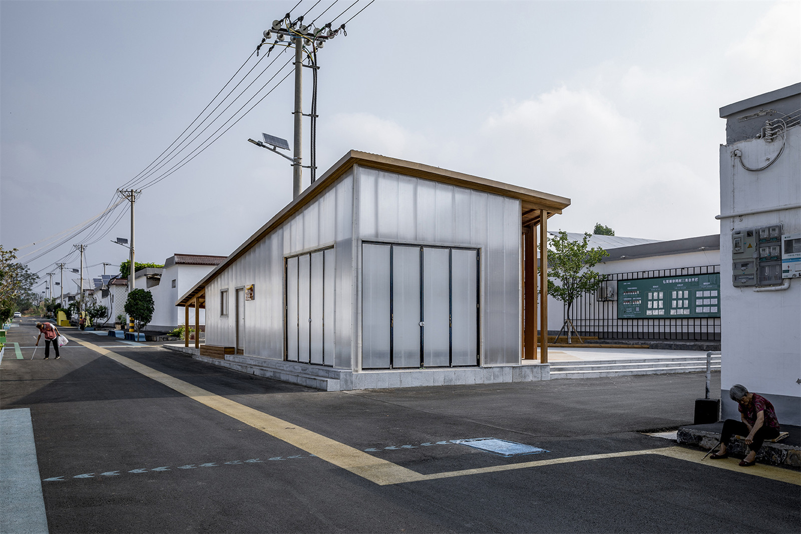 49_從主街看便民服務(wù)站，變電站被包入其中the convenience service station viewing from the main street, the transformer station was wrapped inside the building.jpg