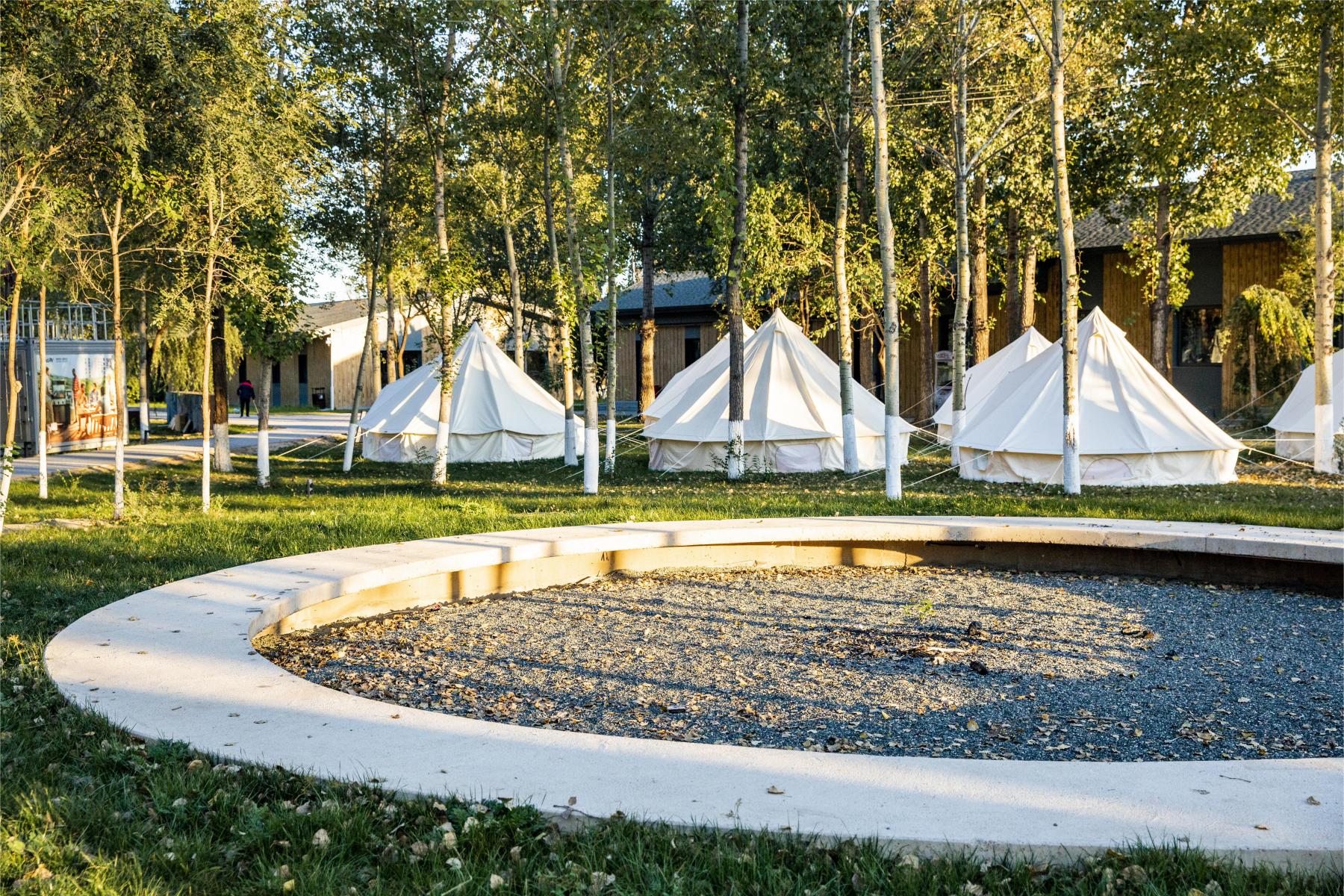 圖5 火塘與露營(yíng)帳篷(1).jpg