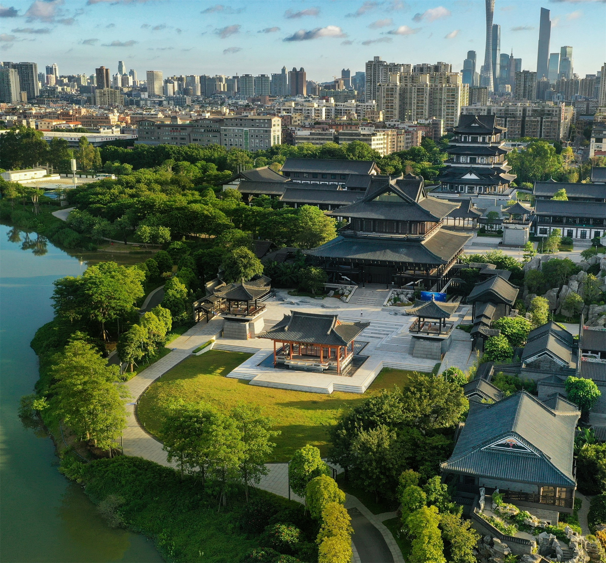 庭院式建筑群，環(huán)抱南側(cè)開敞綠地，面向海珠湖展開景觀視廊 ?羅健萍.jpg