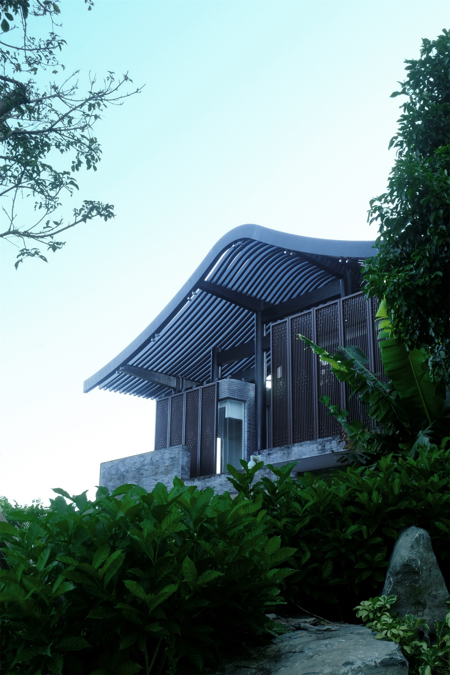 ◎曲藝園西側(cè)閣樓（戲曲工作室）：巧妙利用地下車庫入口頂部空間，融入現(xiàn)代手法塑造傳統(tǒng)形制功能構(gòu)筑物。     ?黃啟杰.jpg