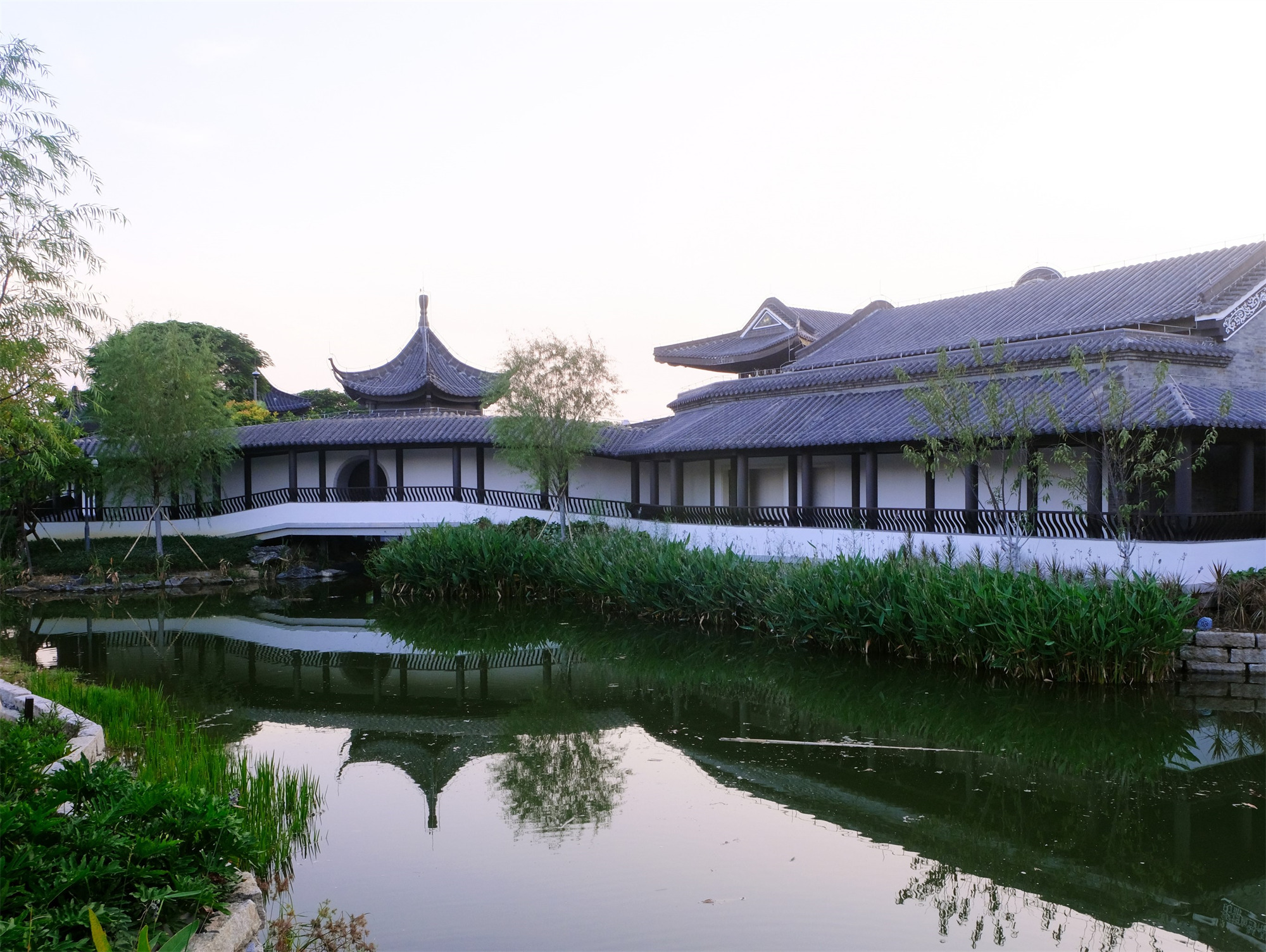 ◎徑緣池轉(zhuǎn)，廊引人隨，如一幅展開的水墨畫卷，將一灣水全景繪入其中。     ?黃啟杰.jpg