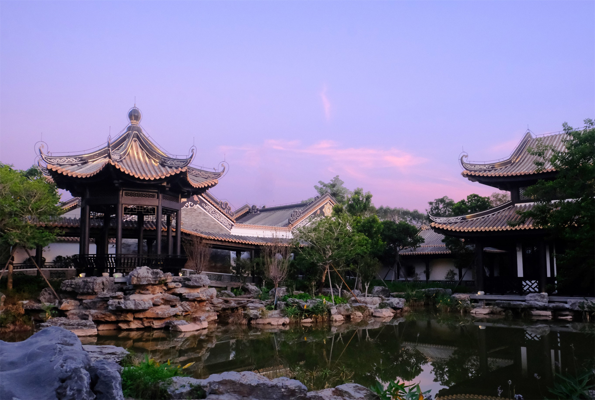 ◎繞池一周，可軒前細(xì)數(shù)游魚，可亭中待月迎風(fēng)。     ?黃啟杰.jpg