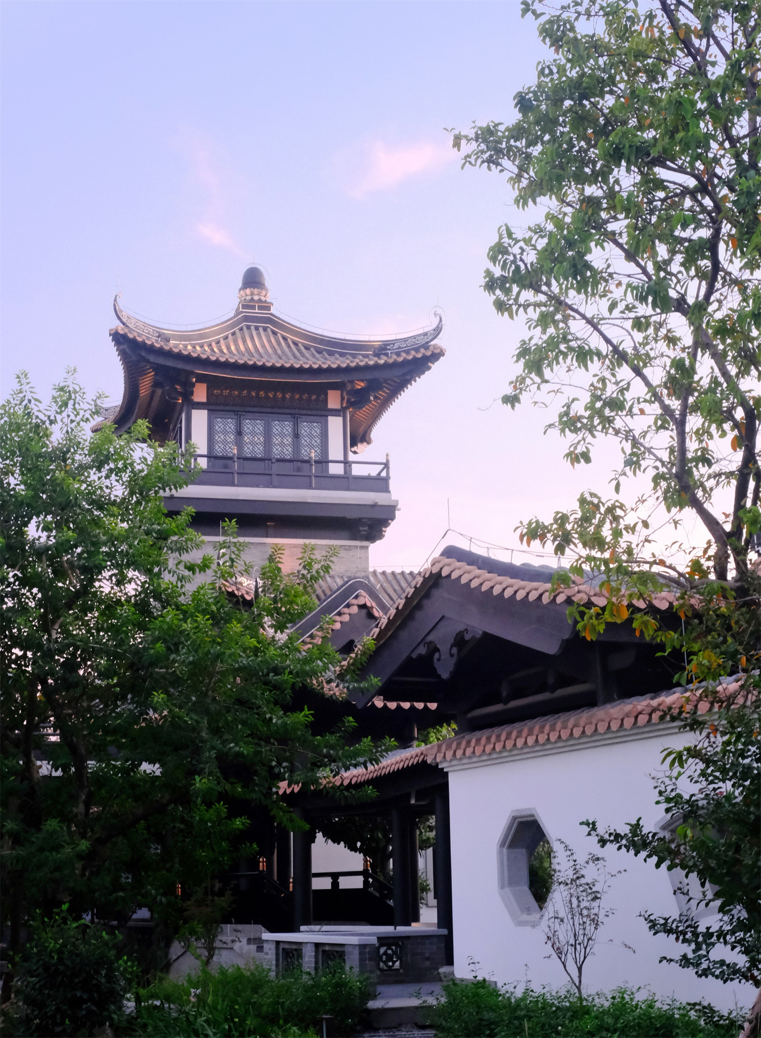 ◎花影移墻，峰巒當(dāng)窗，宛然如畫，靜中生趣。     ?黃啟杰.jpg