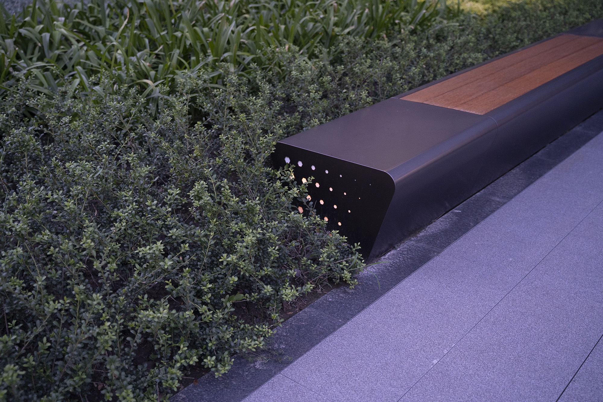 突兀的人防出入口與層層退臺(tái)和植被相結(jié)合，消隱于臺(tái)地種植空間內(nèi) 拷貝.jpg